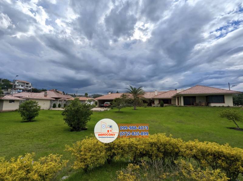 C1305 AMPLIA CASA CON HERMOSOS JARDINES EN VENTA